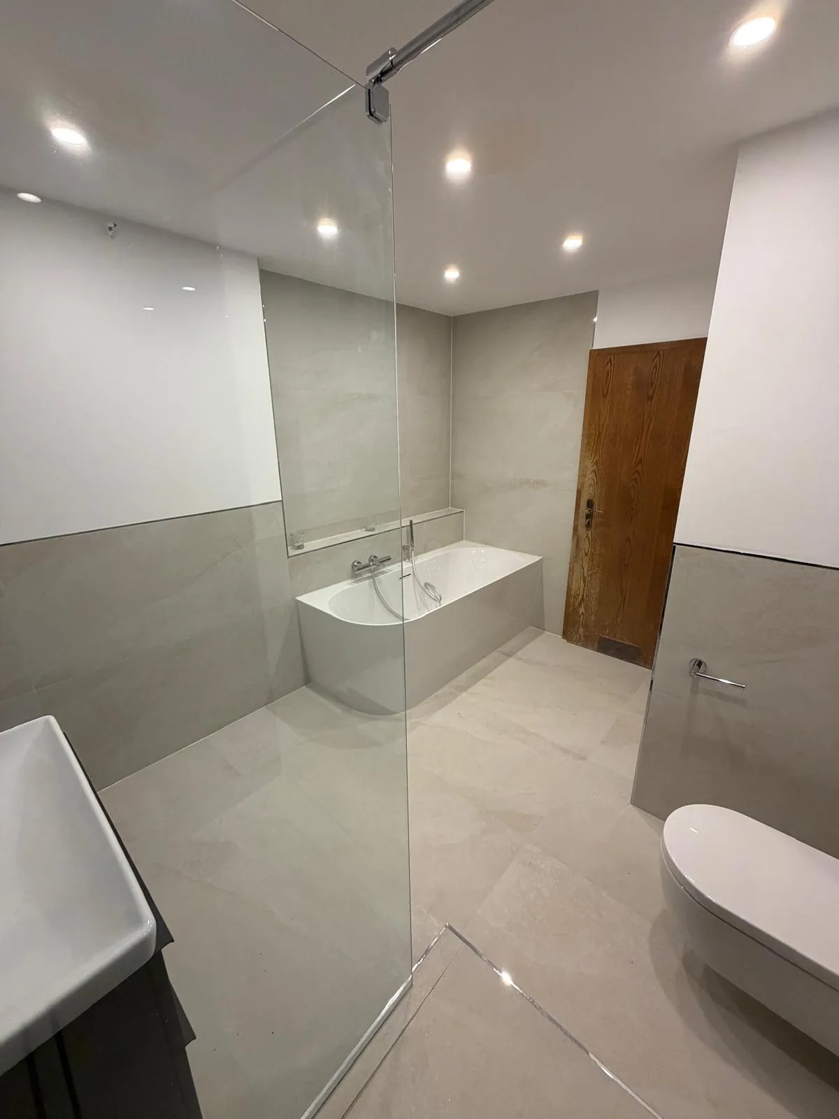 Badsanierung Augsburg – LanciuBau komplett saniertes Badezimmer mit bodengleicher Dusche